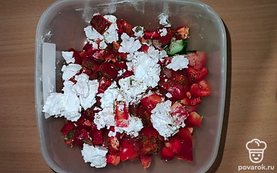 Все ингредиенты перемешайте, добавьте прованские травы и соль по вкусу. 