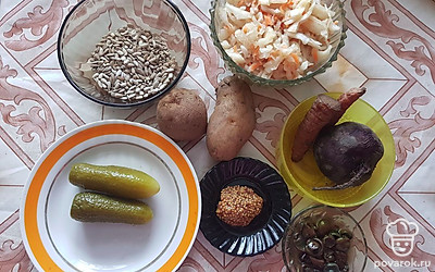 Подготовьте продукты. Картофель, свёклу и морковь отварите и почистите. 