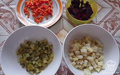 Нарежьте кубиками картофель, морковь, свёклу и огурцы. 