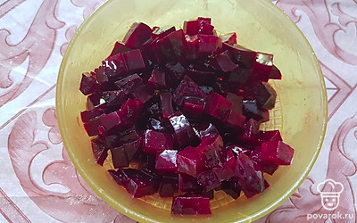 В свёклу добавьте несколько капель подсолнечного масла для того, чтобы она не окрасила другие продукты. Кубики свёклы тщательно перемешайте. 