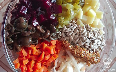 В салатник уложите картофель, морковь, свёклу, огурцы, семечки, солёные грибы (рыжики, например) и квашеную капусту. 