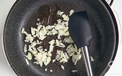 Разогрейте в сковороде оставшееся масло. Добавьте к нему лук и обжарьте его, помешивая, в течение 4-5 минут.