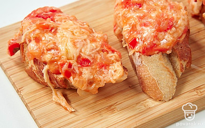 Смажьте ломтики багета получившейся начинкой.