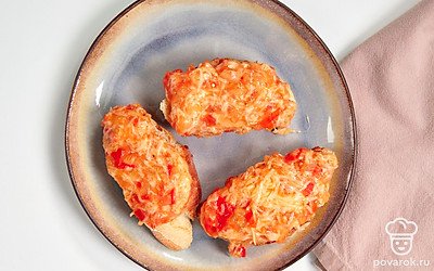 Подавайте брускетту с сыром на стол сразу после приготовления. 