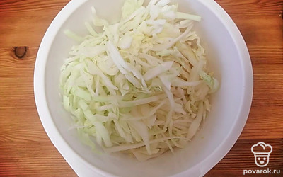 Капусту нашинковать. 