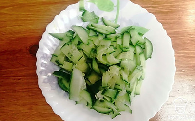 Огурец некрупно нарезать. 