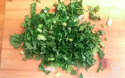 Зелень хорошо промыть и измельчить. 