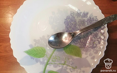 Воду, масло, соль, сахар и уксус хорошо перемешать. 