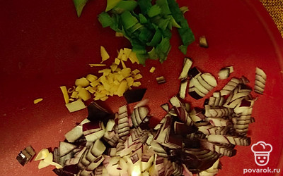 Лук и чеснок нарежьте мелко.