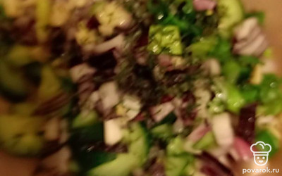 Огурцы нашинкуйте полуколечками. Все перемешайте, посолите, добавьте масло.