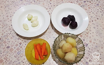 Отварите картофель, морковь, свёклу. Очистите картофель, морковь, свёклу и лук от кожуры. 