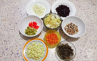 Нарежьте кубиками картофель, морковь, свёклу, лук, яблоко, огурец, перец, грибы. 