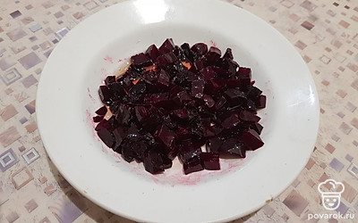 Половину оливкового масла добавьте в свёклу и перемешайте, чтобы она не окрасила другие продукты в готовом блюде. 