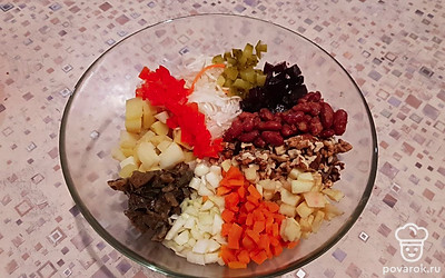 В салатник выложите все ингредиенты. 