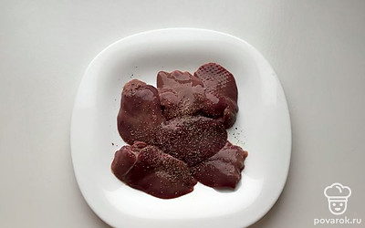 Печень обработать, разрезать на части. Посолить, поперчить.