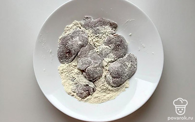 Обвалять кусочки печени в муке.