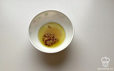 Для соуса смешать оливковое масло, мёд, горчицу, лимонный сок.