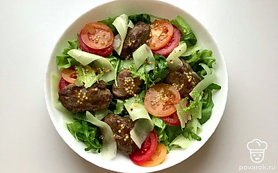 Сверху выложить тонкие слайсы огурца, дольки помидоров, горячую печень, добавить оставшийся соус.