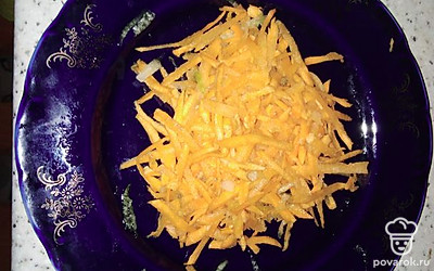 Морковь натереть на крупной тёрке.