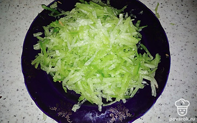 Редьку тоже натереть на крупной тёрке.