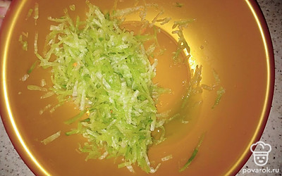 Посыпать редьку солью и отжать всю жидкость, так выйдет горечь.