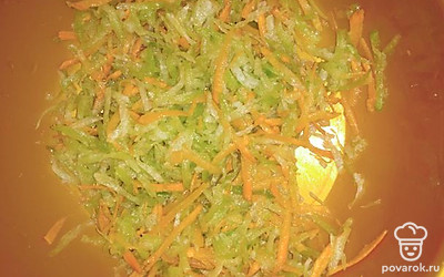 Добавить морковь и заправить маслом.