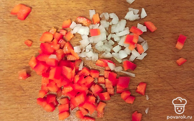 Нарезаем лук и болгарский перец.