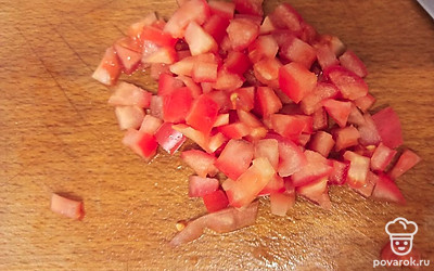 Режем помидор.