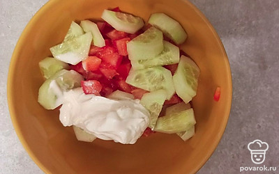 Шинкуем огурец. Смешиваем овощи, добавляем соль и сметану. Перемешиваем.