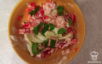 Посыпаем готовый салат свежей зеленью.