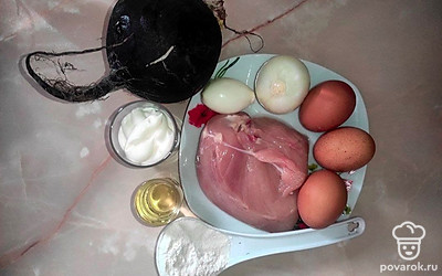 Отварите вкрутую яйца. Очистите от скорлупы. Просейте муку. Почистите лук, промойте его. Филе отчистите от пленок, если есть. Хорошо помойте мясо под водой, просушите. Редьку очистите от кожуры, также промойте.