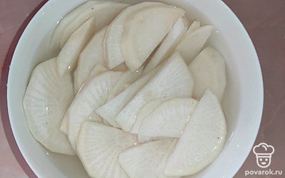 Куриное филе нарежьте небольшими кусочками. Просолите, поперчите, оставьте мариноваться. Редьку нарежьте полукольцами, залейте холодной водой, добавив немного соли, и также отложите мариноваться, примерно на 20 минут.