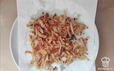 Куриное мясо обжарьте на растительном масле до готовности, чтобы она не была сухой. Лук порежьте полукольцами или кольцами, в зависимости от Ваших предпочтений. Луковые кольца или полукольца обваляйте в просеянной муке. На сковороде обжарьте лук. Обжаренный лук выложите на посуду, застеленную салфетками или бумажными полотенцами, чтобы стекли излишки масла.