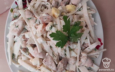 Готовый салат подавайте к столу, украсив сверху зеленью. Также сервировочное блюдо можно украсить листьями салата, сверху выложить готовый салат из редьки. Салат можете подавать к блюдам из мяса, рыбы, а также гарниру – картофельному пюре.