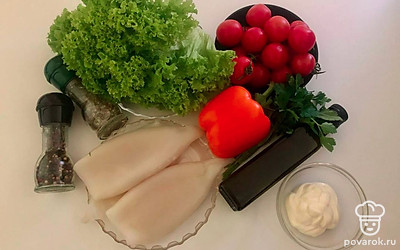 Разморозьте кальмары. Хорошо промойте все овощи. Очистите перец от семян.