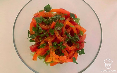 Листья салата нарвите на крупные куски. Помидоры черри нарежьте на четвертинки. Крупно нарежьте петрушку и перец. Соедините все овощи в одном миске.