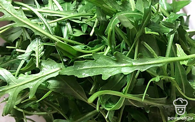 Рукколу моем, обсушиваем и по желанию нарезаем.