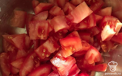 Нарезаем помидоры.