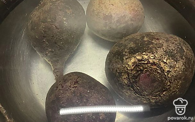 Отварить свёклу в течение 35-45 минут (в зависимости от величины корнеплодов). 