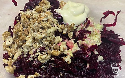 В миску выложить свёклу, чеснок, грецкие орехи и майонез, посолить, хорошо перемешать. 