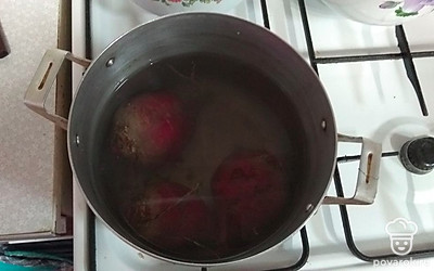 Свеклу помоем, поставим варить. У меня варилась 50 минут.