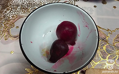 Готовая свекла должна легко протыкаться ножом. Вынимаем, остужаем, чистим.