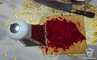 Натираем свеклу на крупной тёрке.