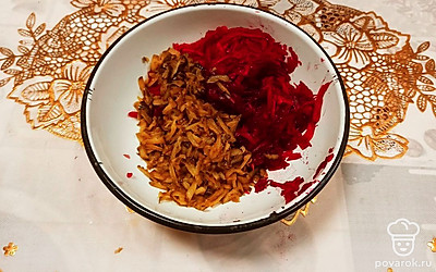 Перекладываем свеклу в миску. К ней отправляем натёртые огурчики.