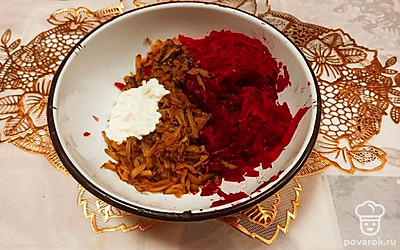 Добавляем майонез. Перемешиваем.