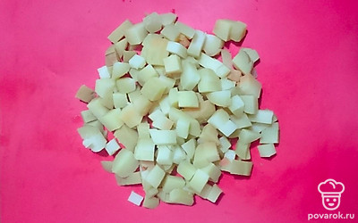 Картофель заранее отварить и нарезать кубиками.