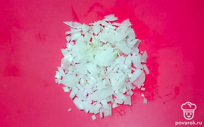Лук репчатый мелко нарезать.