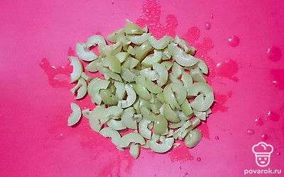 Оливки нарезать.