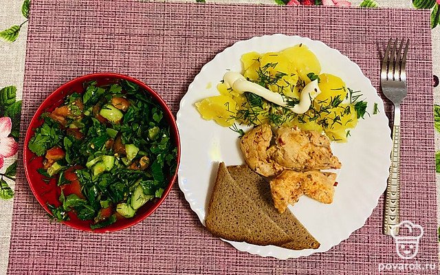 Медальоны из индейки с отварным картофелем на гарнир и салатом — Рецепт с фото