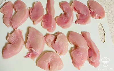 Медальоны моем и посыпаем приправой.